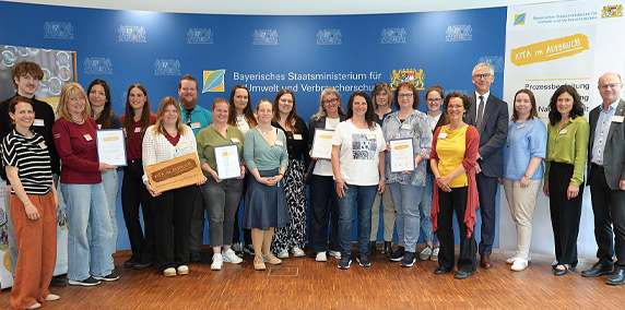 Gruppenbild mit den ausgezeichneten Kitas